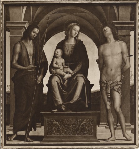 Brogi — Vannucci Pietro (Perugino) - sec. XV - Madonna con Bambino in trono tra san Giovanni Battista e san Sebastiano — insieme